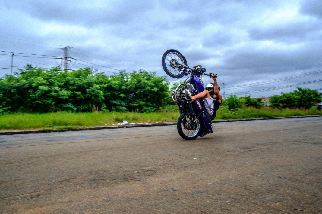 EM RONDONÓPOLIS|: PM Apreende motocicletas e realiza detenção de condutores por direção perigosa