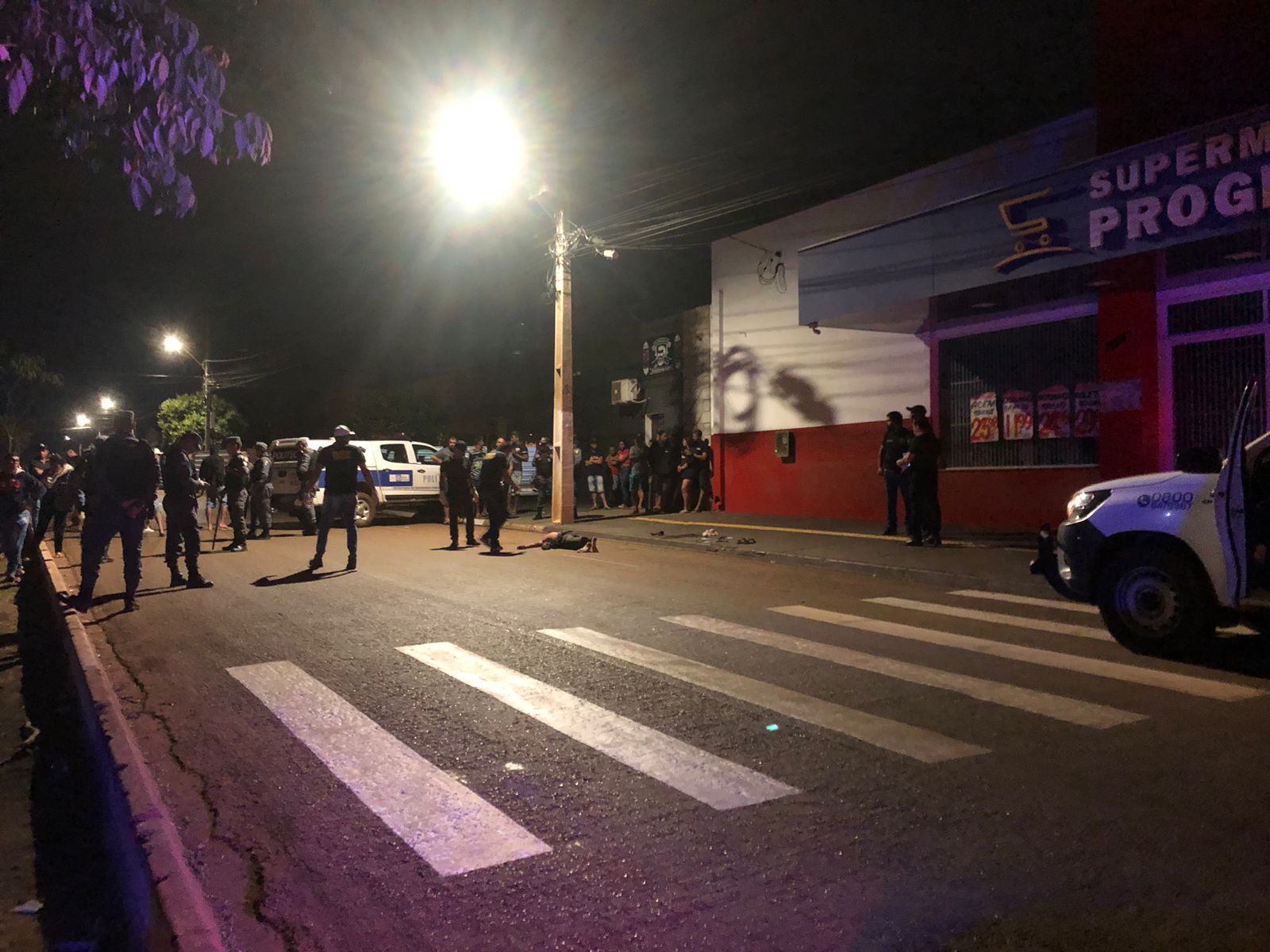 Urgente Rondonópolis|: Homem é assassinado e outro é baleado por dupla em moto próximo a um bar