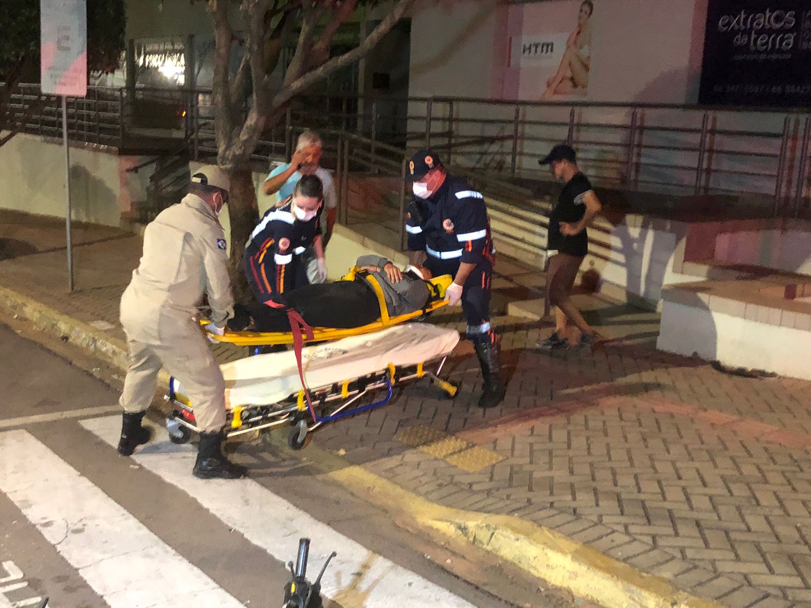 Imprudência |: Mulher tem punho fraturado após bater em carro na região central de Rondonópolis