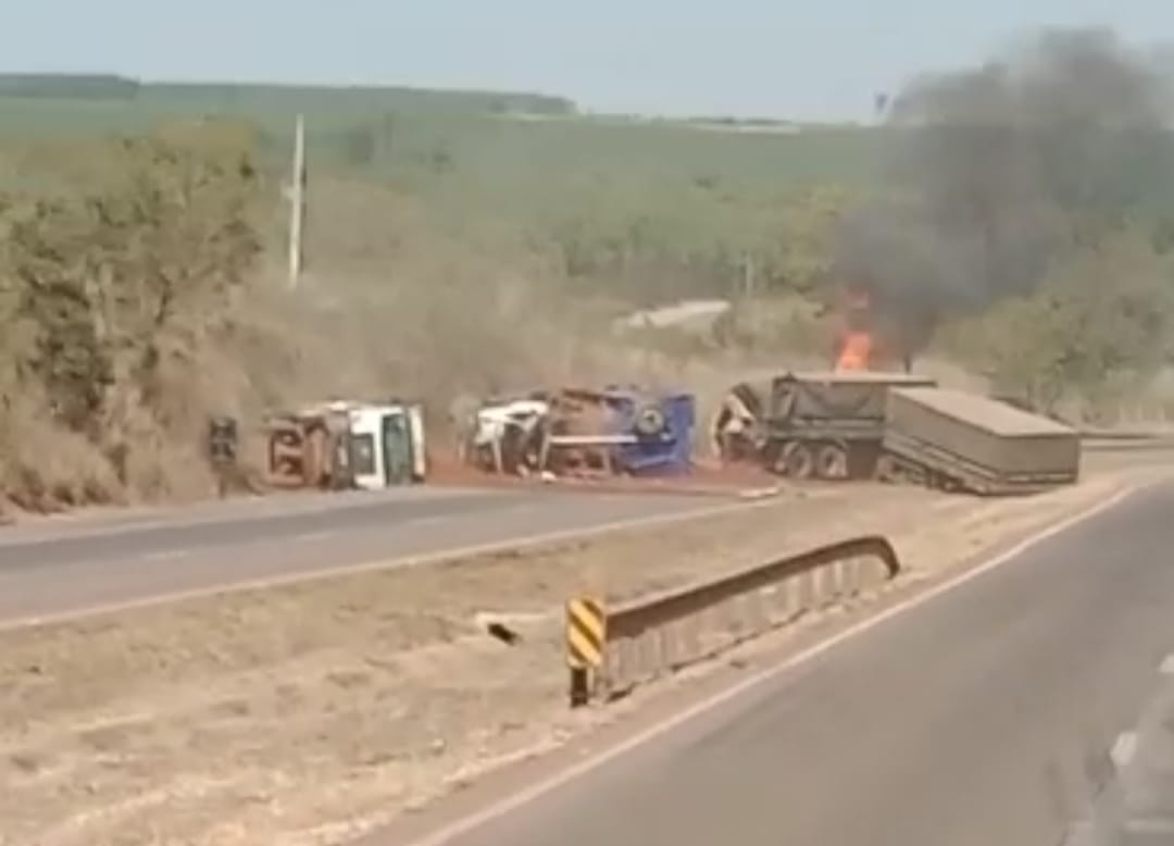 RONDONÓPOLIS|: Motorista morre em acidente envolvendo 3 carretas na BR-163