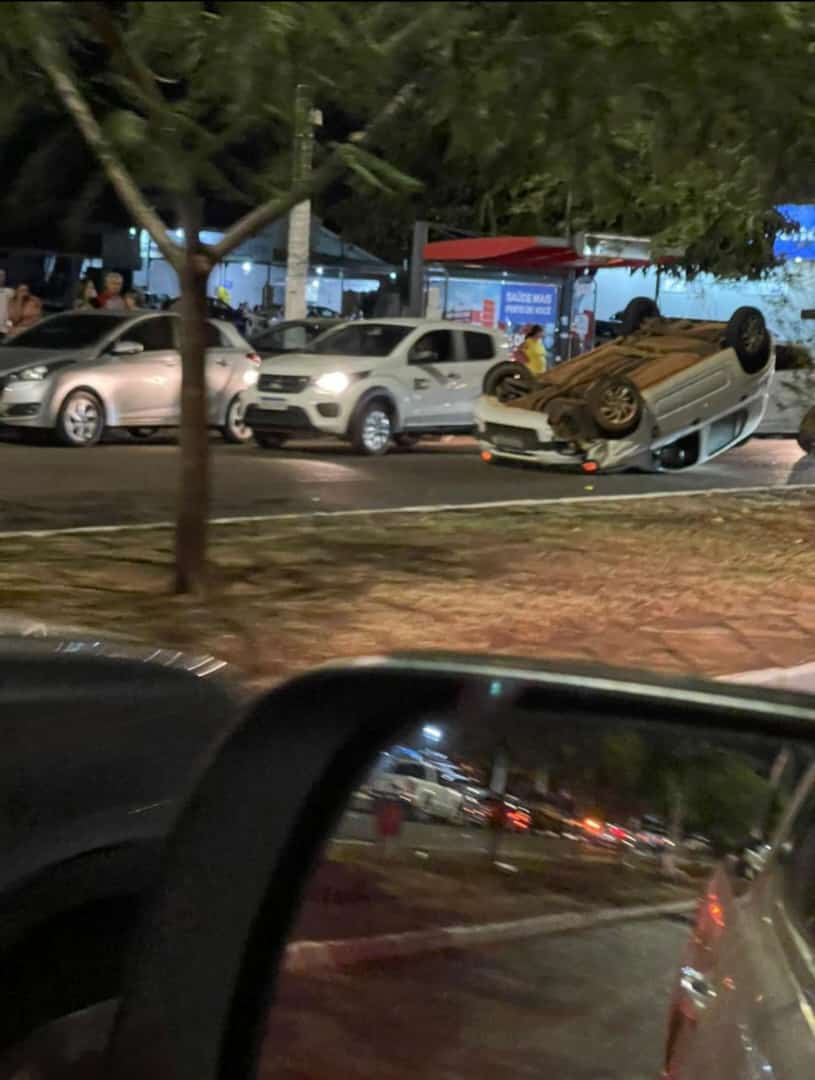 EM RONDONÓPOLIS|: Veículo capota na Avenida Lions internacional