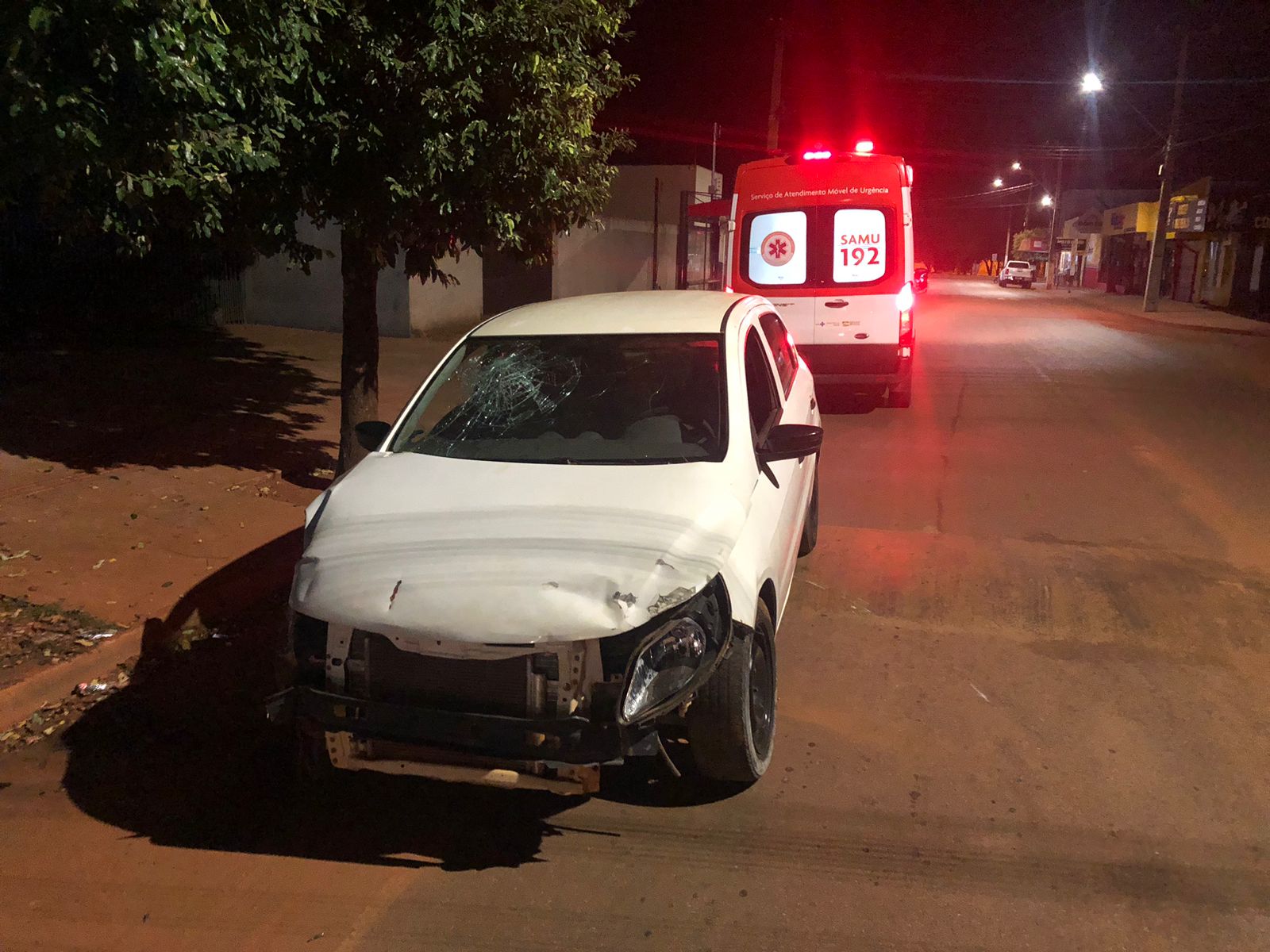 EM RONDONÓPOLIS|: Motorista perde controle de carro e bate contra árvore