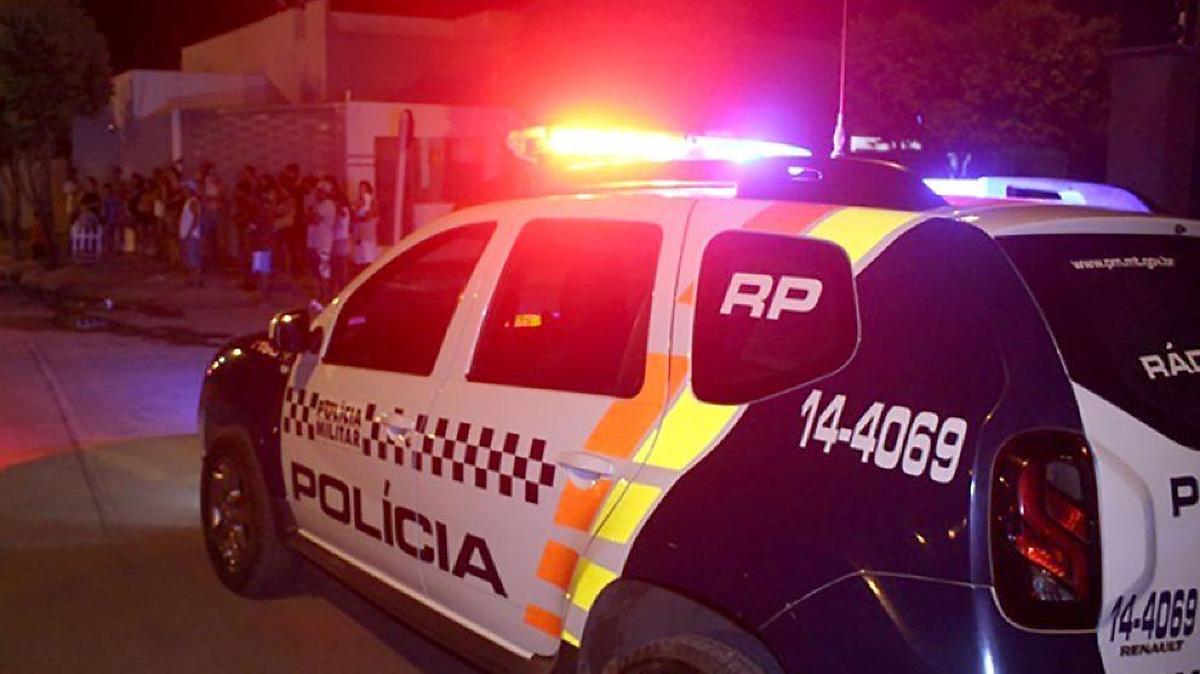 Bandido invade casa para cobrar dívida e pai entra em luta corporal com atirador para salvar filho