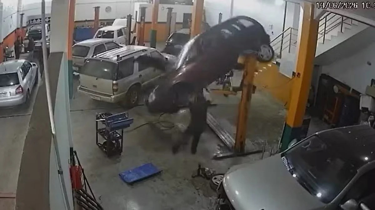 Carro cai de elevador em oficina e quase atinge mecânico em Santa Catarina