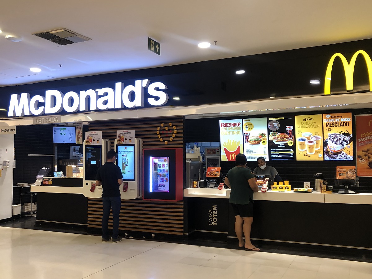 Segurança do McDonald's encurrala e pega no seio de atendente dentro da loja em Cuiabá