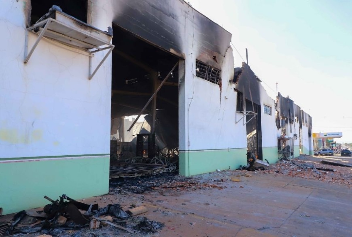 Prefeitura joga para proprietário culpa por falta de seguro em depósito da Educação
