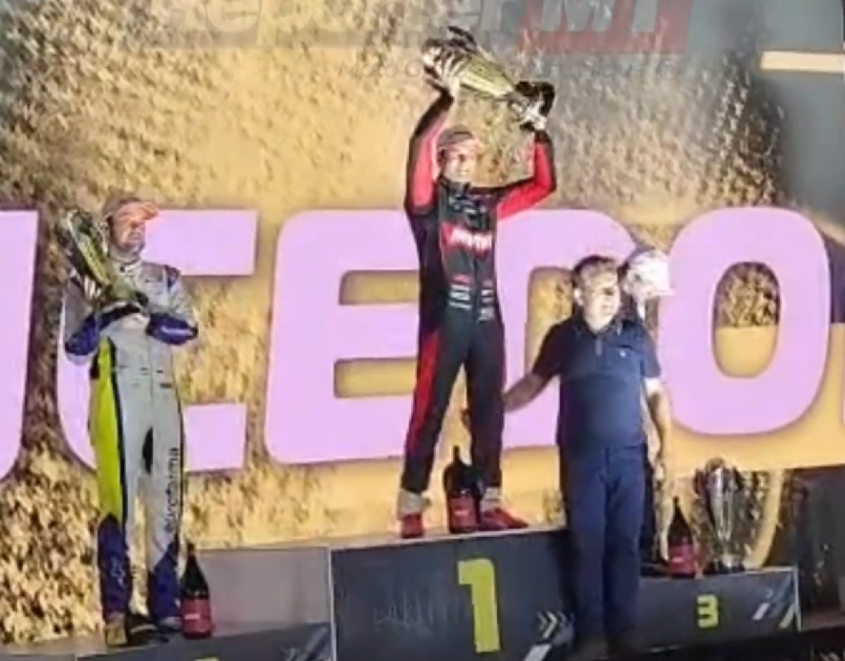 Mauro Mendes entrega troféu a Nelsinho Piquet por vitória na Stock Car em Cuiabá; vídeo