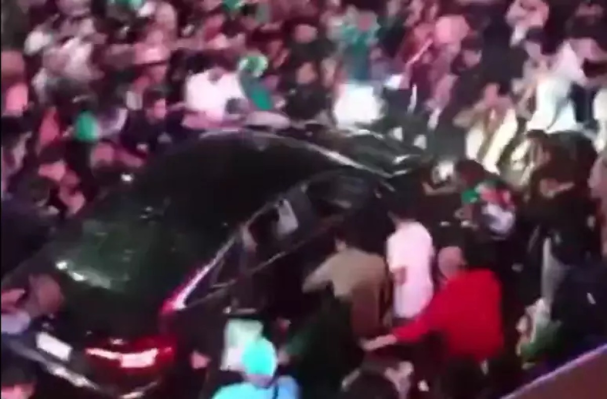 Motorista atropela multidão que comemorava vitória do México; vídeo