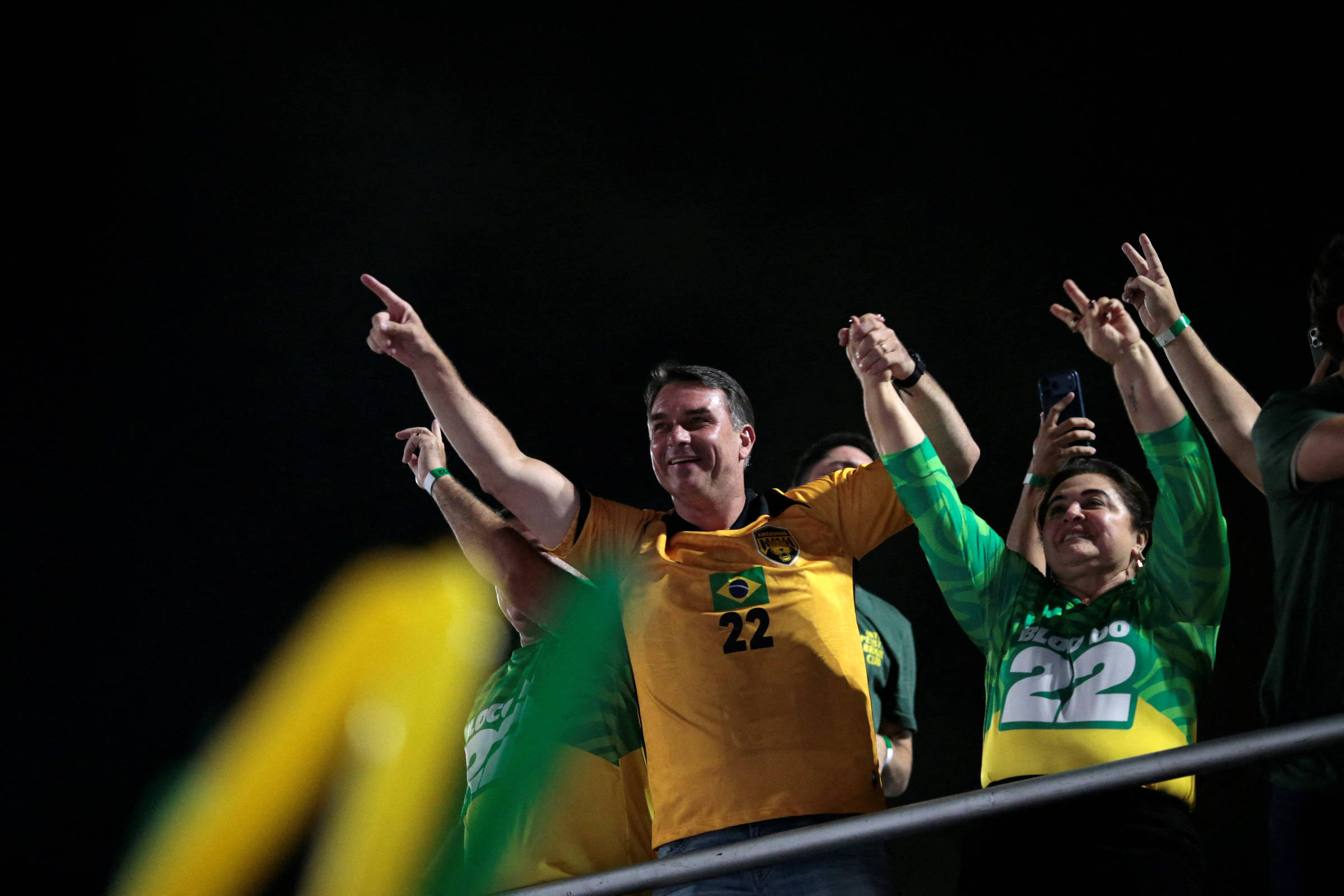 Flávio Bolsonaro promete BR-319 e apoio contra queimadas em Manaus