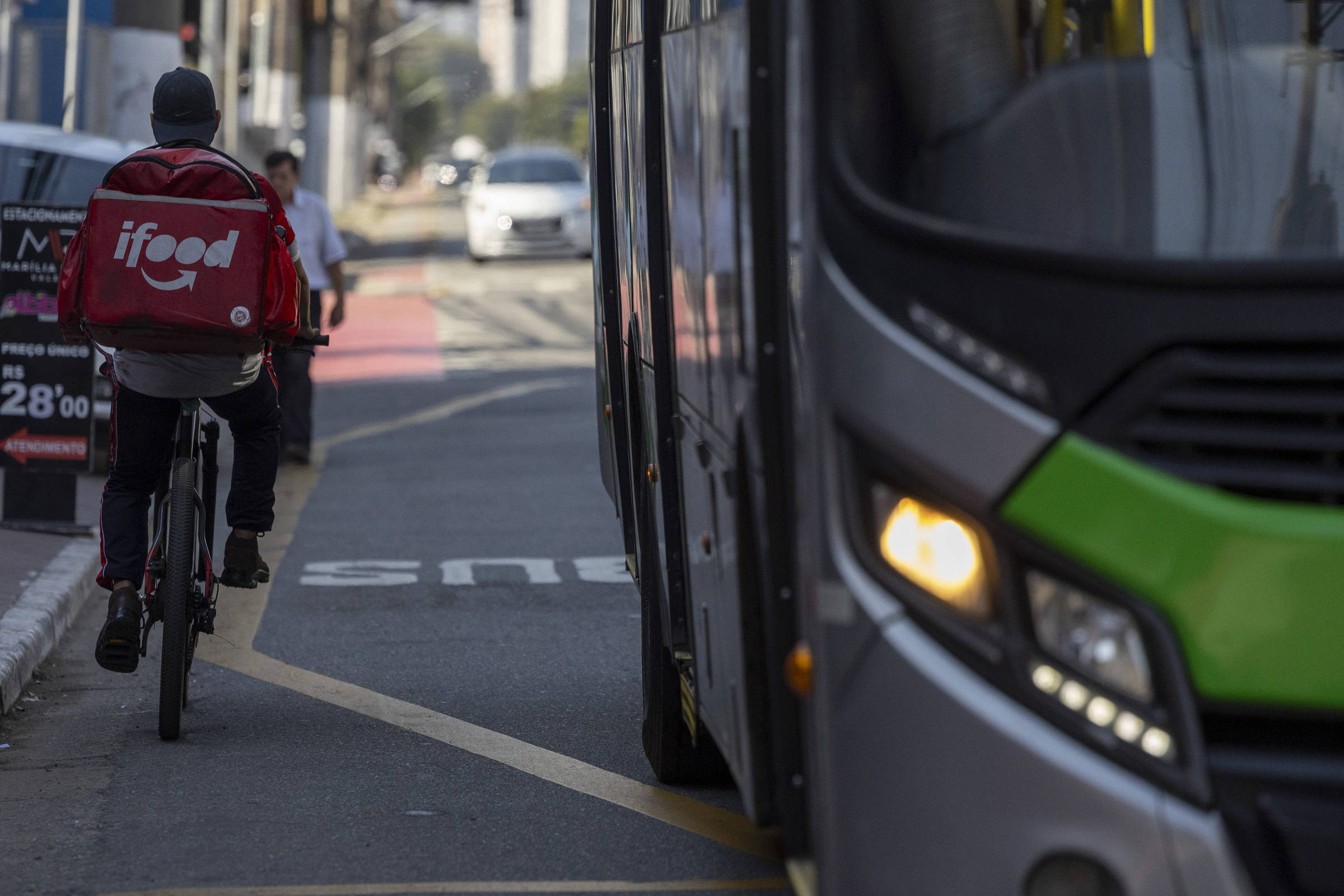 Estudo mostra que distância entre ciclistas e carros fica abaixo do recomendado em São Paulo